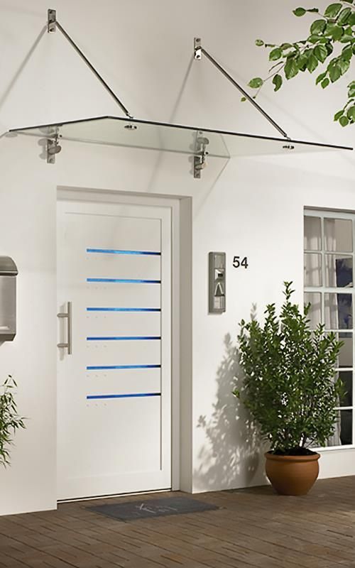 Eine weiße Tür mit der Nummer 54 darauf