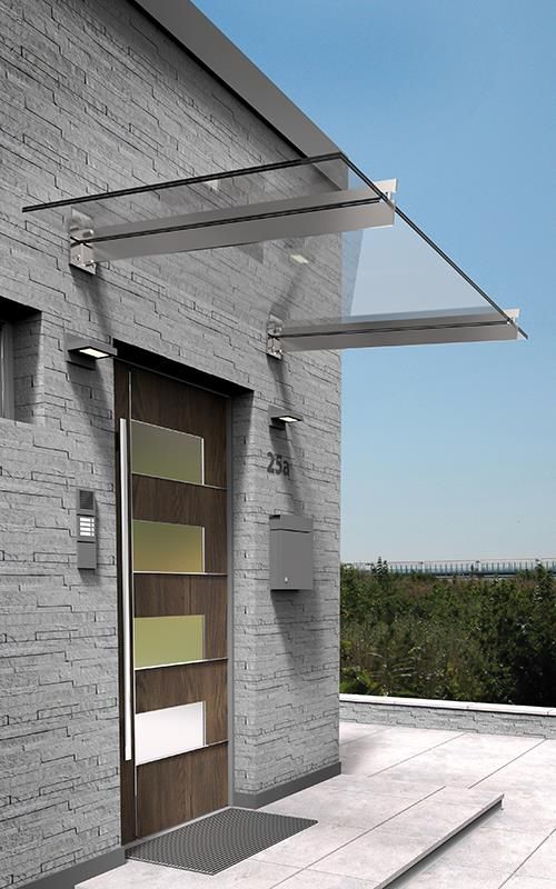 Ein Backsteingebäude mit einem Glasdach über der Tür