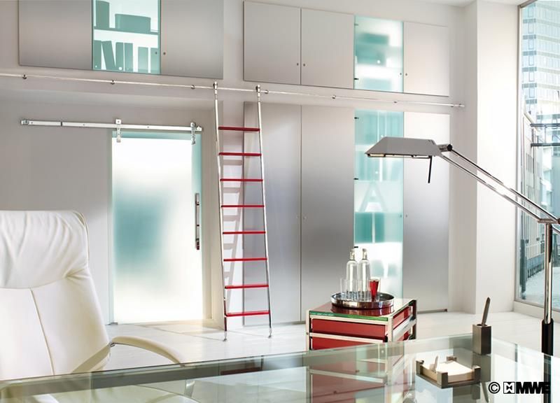 Ein weißer Stuhl steht in einem Raum mit einem Glastisch