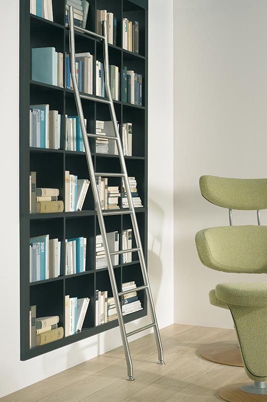 Ein Bücherregal mit einer Leiter hinauf