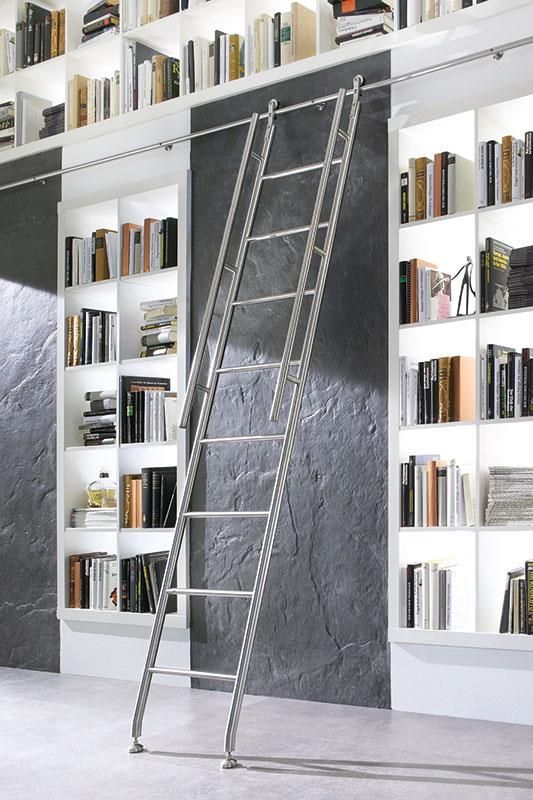 Eine Bibliothek mit einer Leiter bis zur Decke