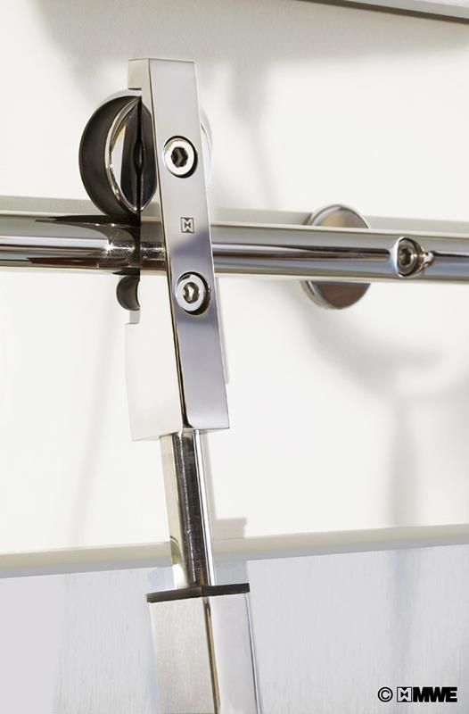 Eine Nahaufnahme einer Glasschiebetür mit dem Wort „Emme“ auf der Unterseite