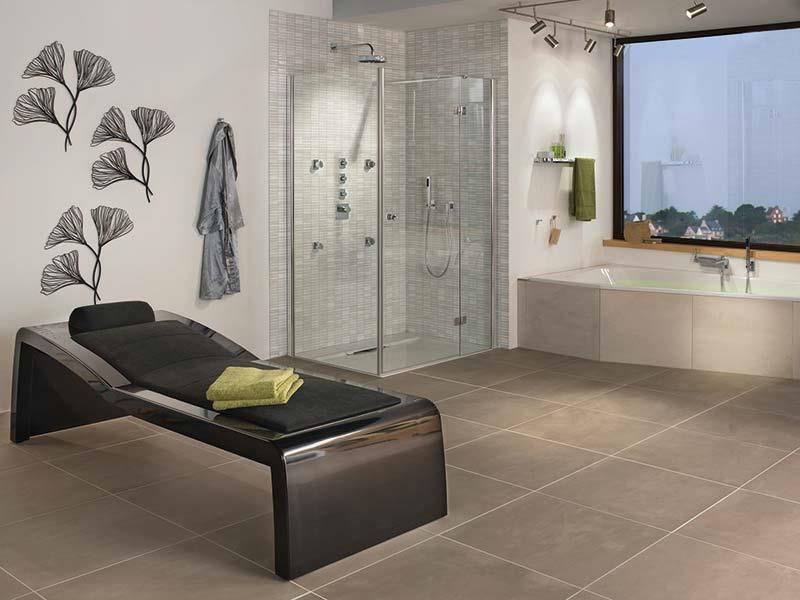 Ein Badezimmer mit Chaiselongue und Badewanne