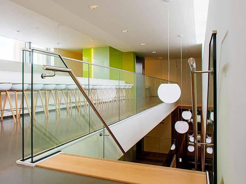 Eine Treppe mit Glasgeländer und Holzstufen