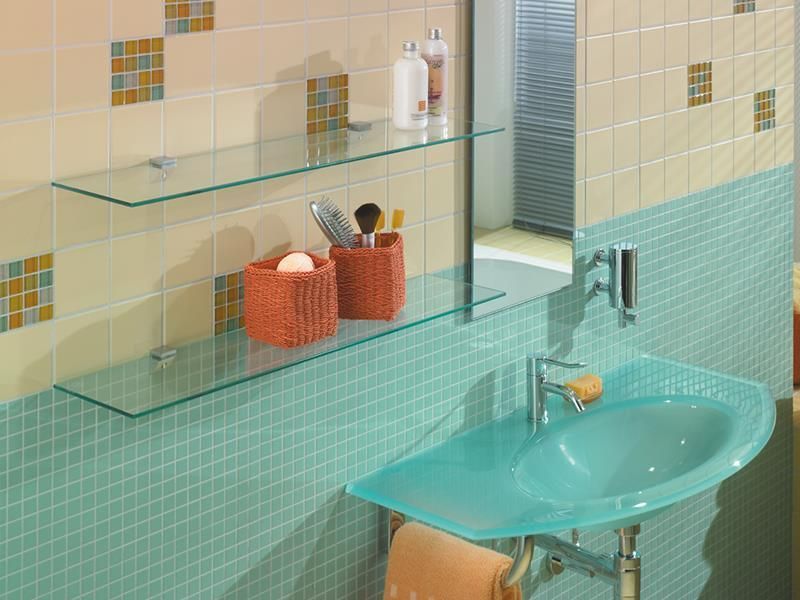 Ein Badezimmer mit einem blauen Waschbecken und einem Glasregal