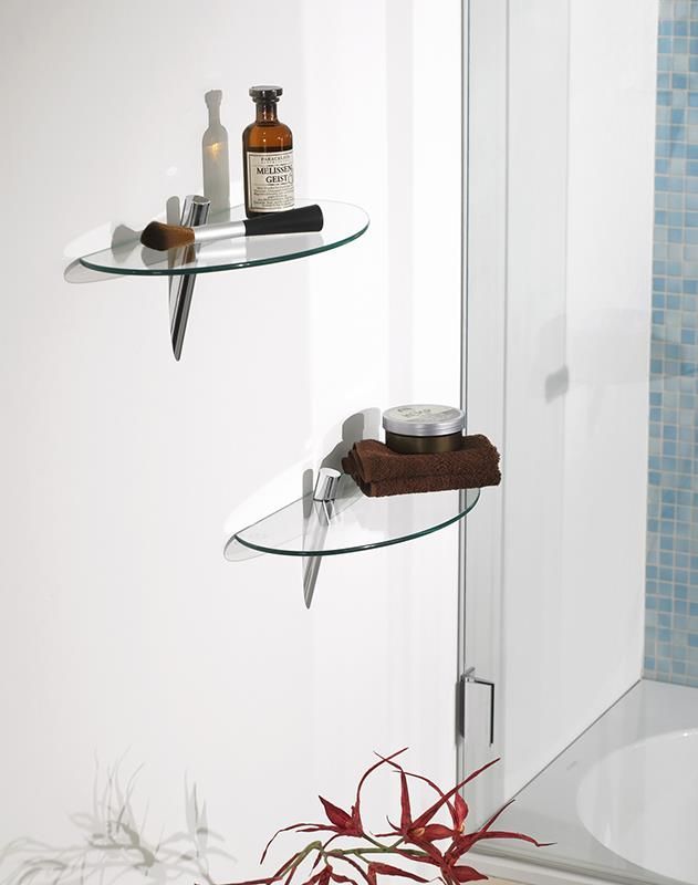 Zwei Glasregale in einem Badezimmer mit Flaschen darauf