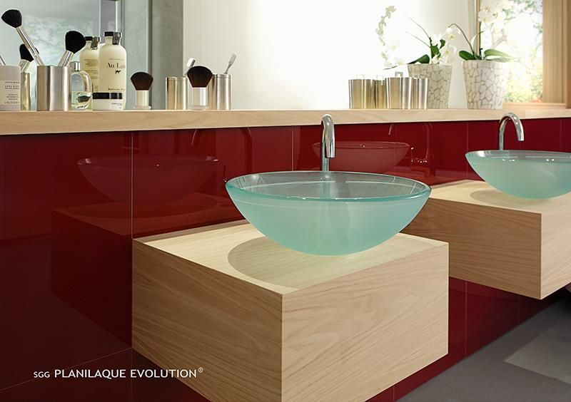 Ein Badezimmer mit zwei Waschbecken und einem großen Spiegel