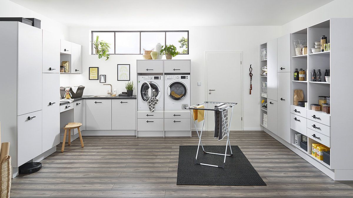 Arrière cuisine avec rangement et espace laverie.