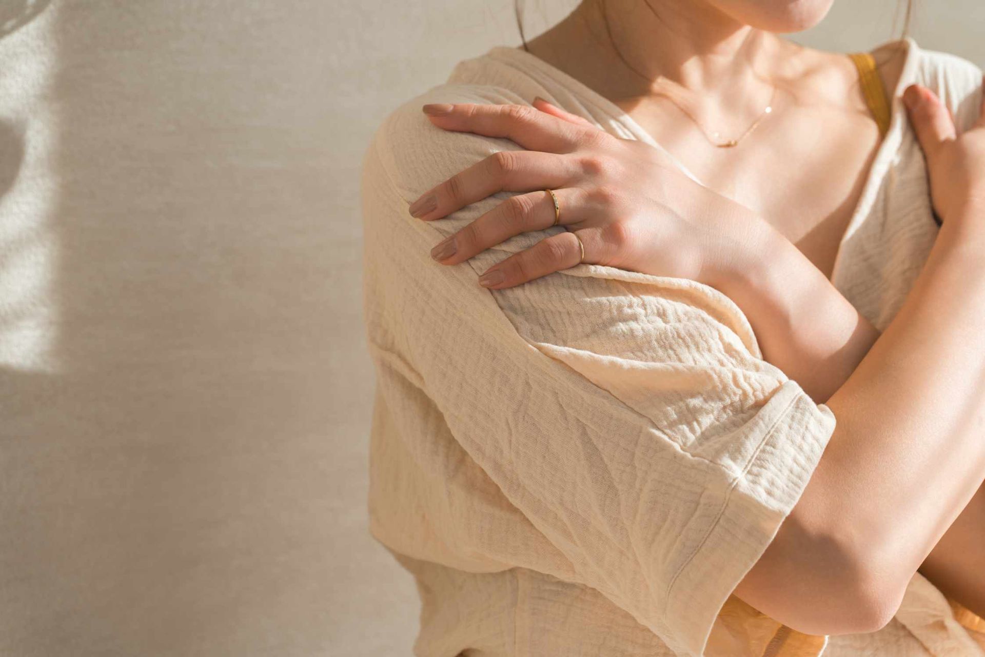 Person und Kind in Lotusposition, meditieren auf Yogamatten.