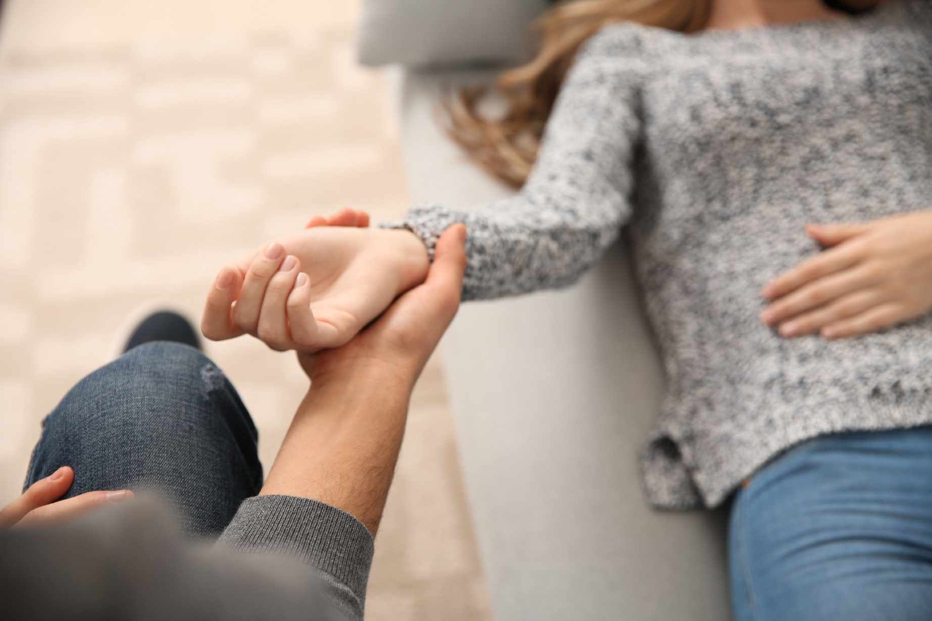Ein Therapeut begleitet eine Patientin durch eine Hypnose