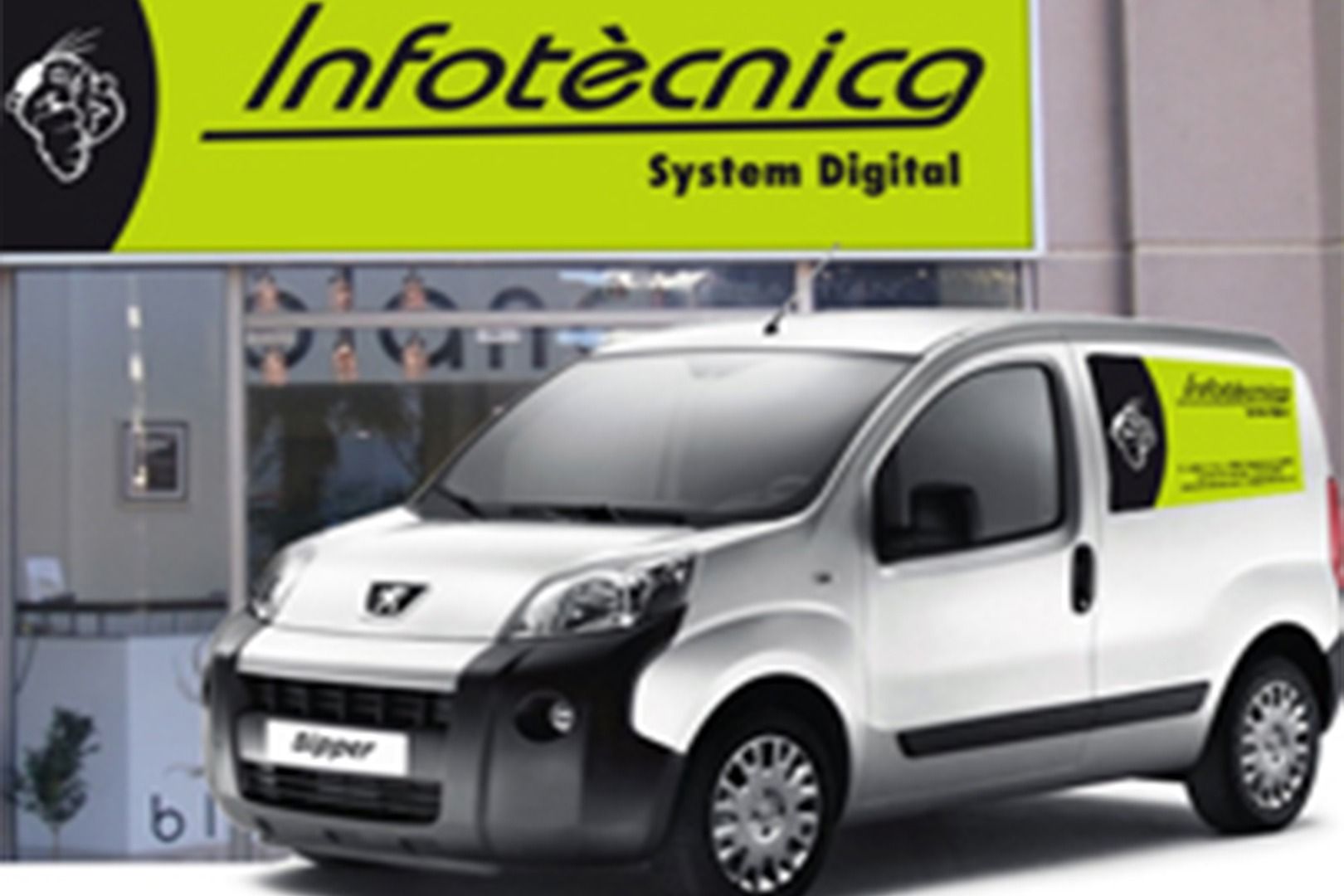 Una furgoneta blanca está estacionada frente a una tienda digital de sistemas infotécnicos.