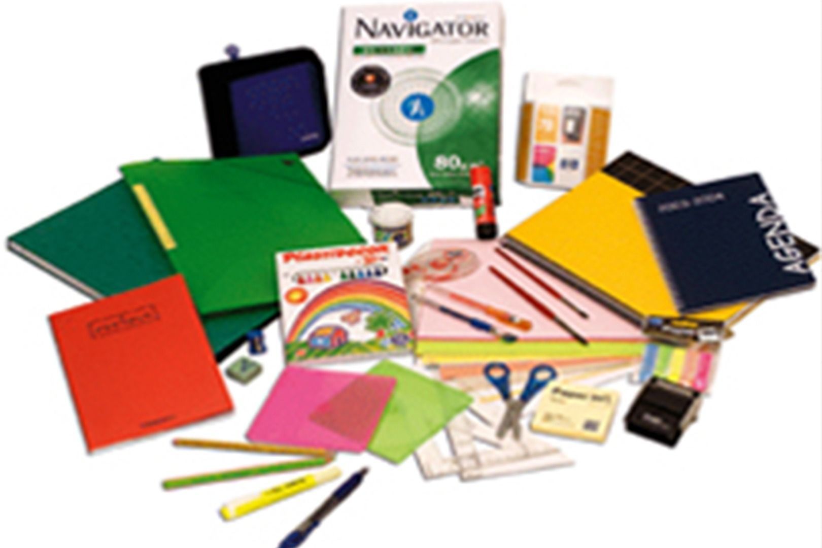 Un montón de material de oficina, incluida una caja de navegación.