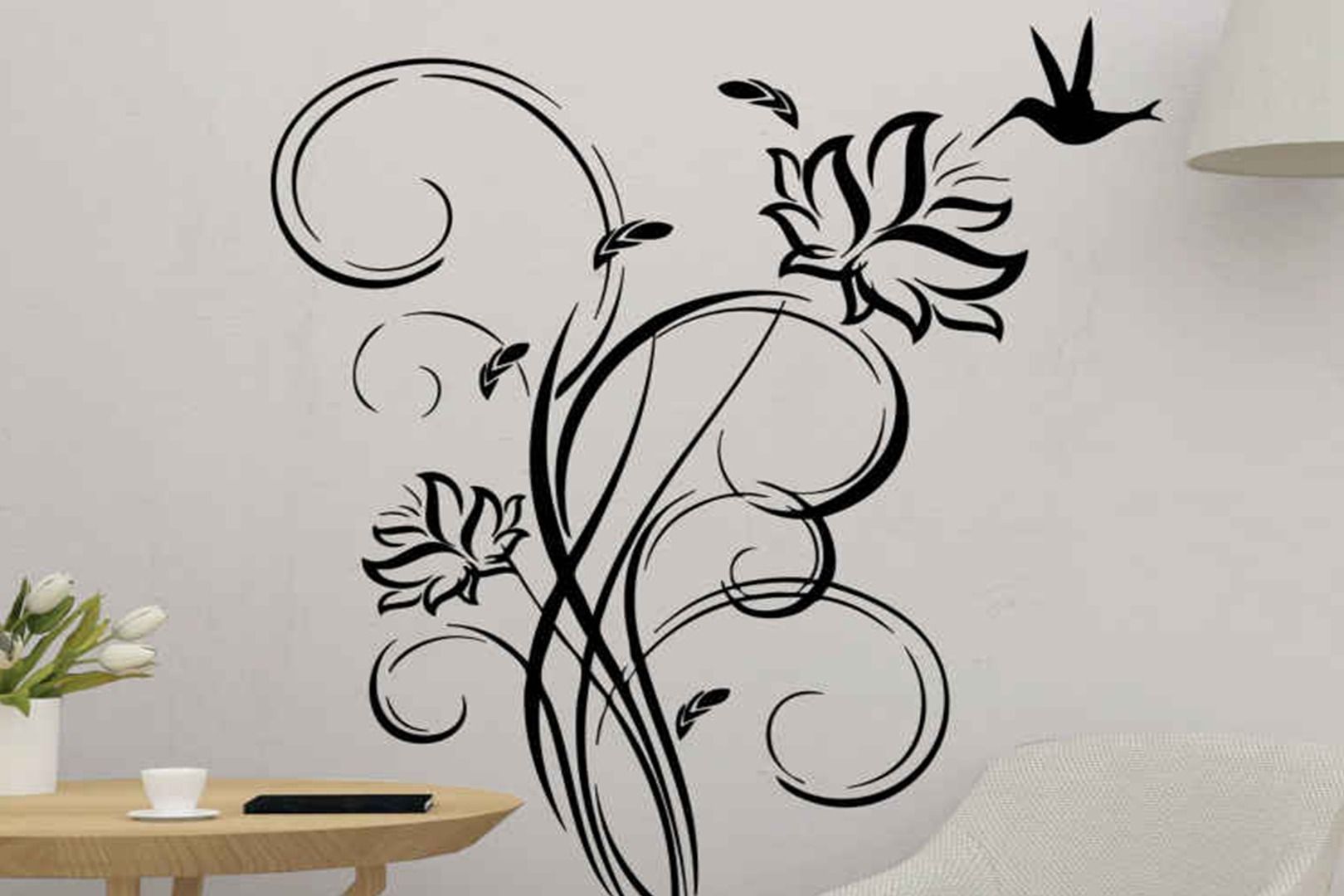 Una pared con un dibujo de flores y pájaros.