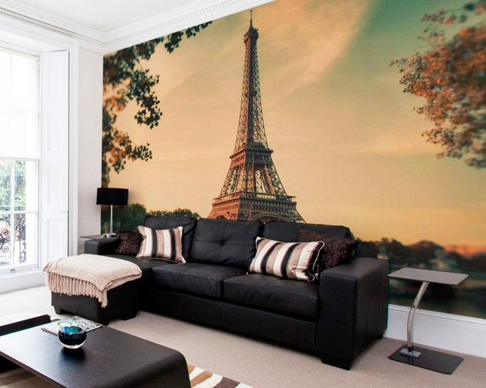 Una sala de estar con una imagen de la Torre Eiffel en la pared.