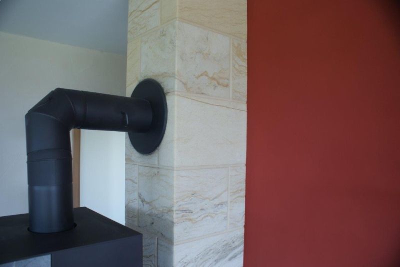 Dürr Stuckateure GmbH & Co.KG – Kaminofen mit Abzug integriert in Natursteinwand