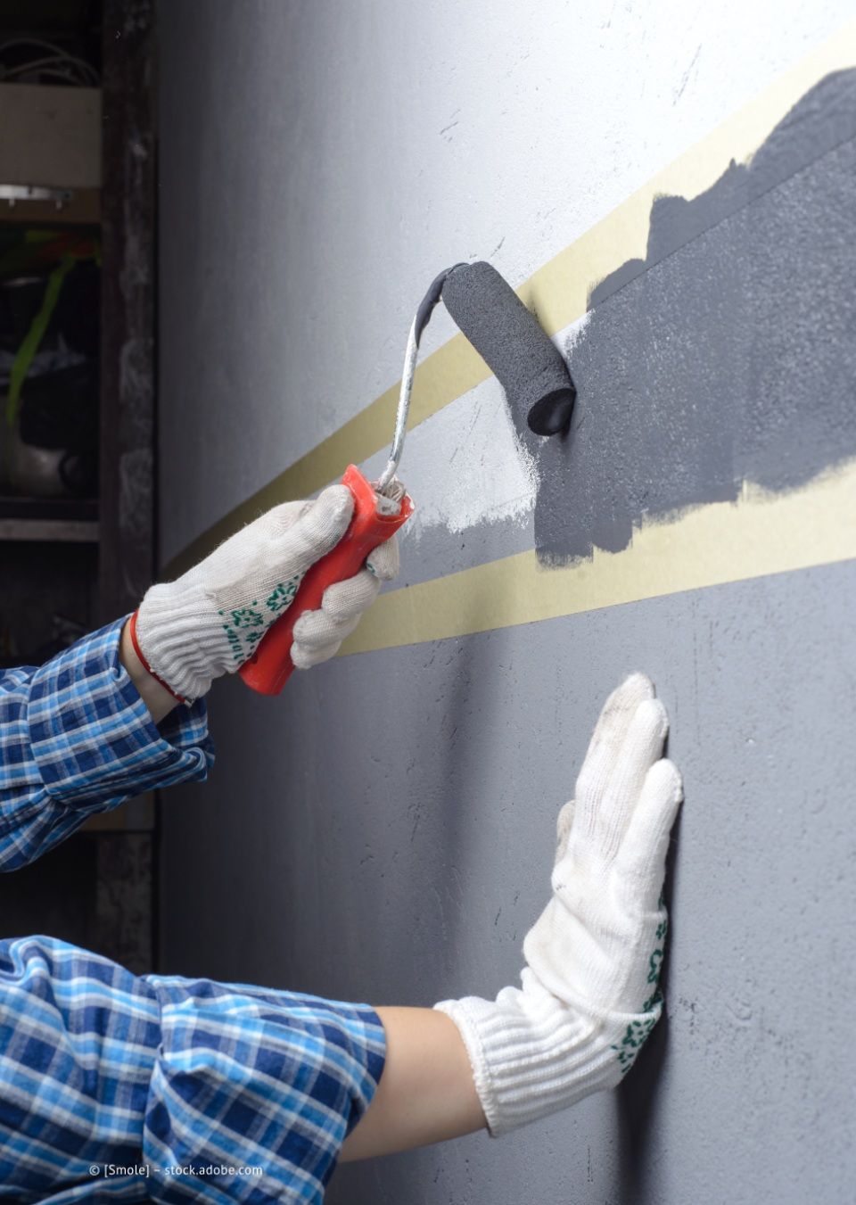 Dürr Stuckateure GmbH & Co.KG – Maler streicht weiße Wand mit grauer Farbe