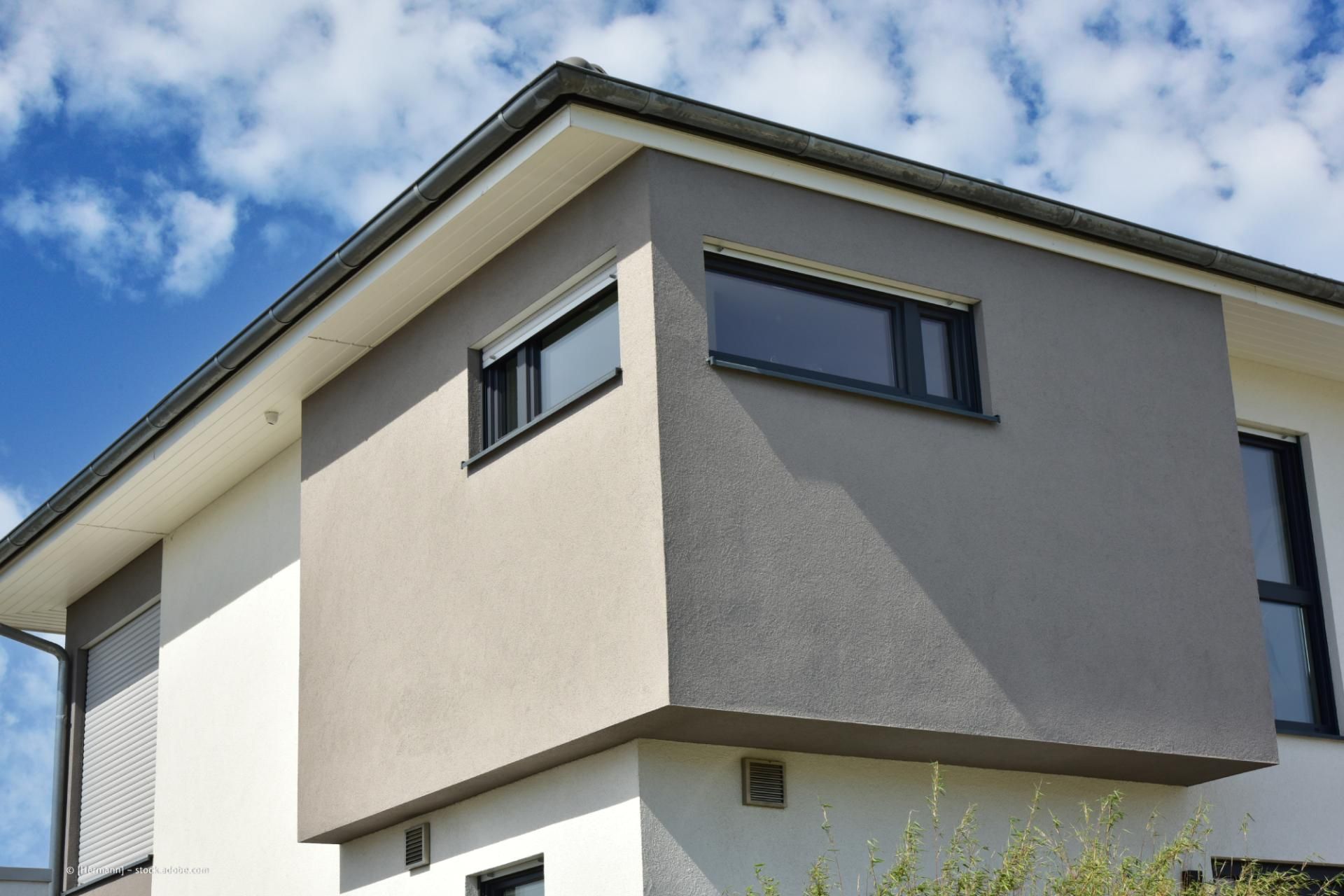 Dürr Stuckateure GmbH & Co.KG – Stuckateur mit Pinsel streicht Decke