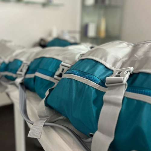 Mujer recibiendo maquillaje aplicado por otra mujer en un estudio.