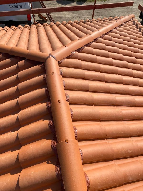 Une toiture en tuiles