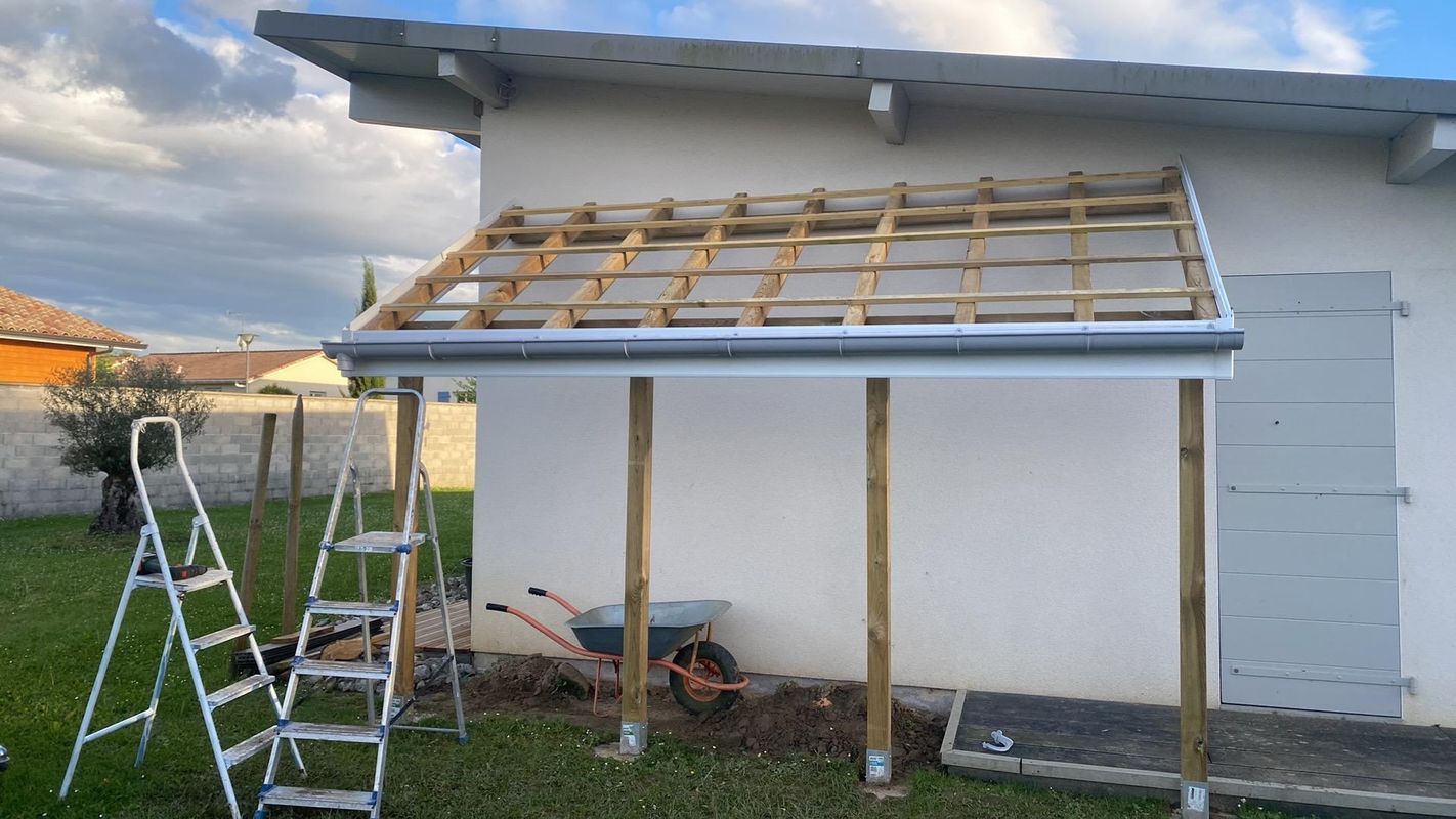 Un appentis en cours de construction