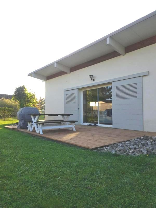 Une terrasse en bois devant un pavillon