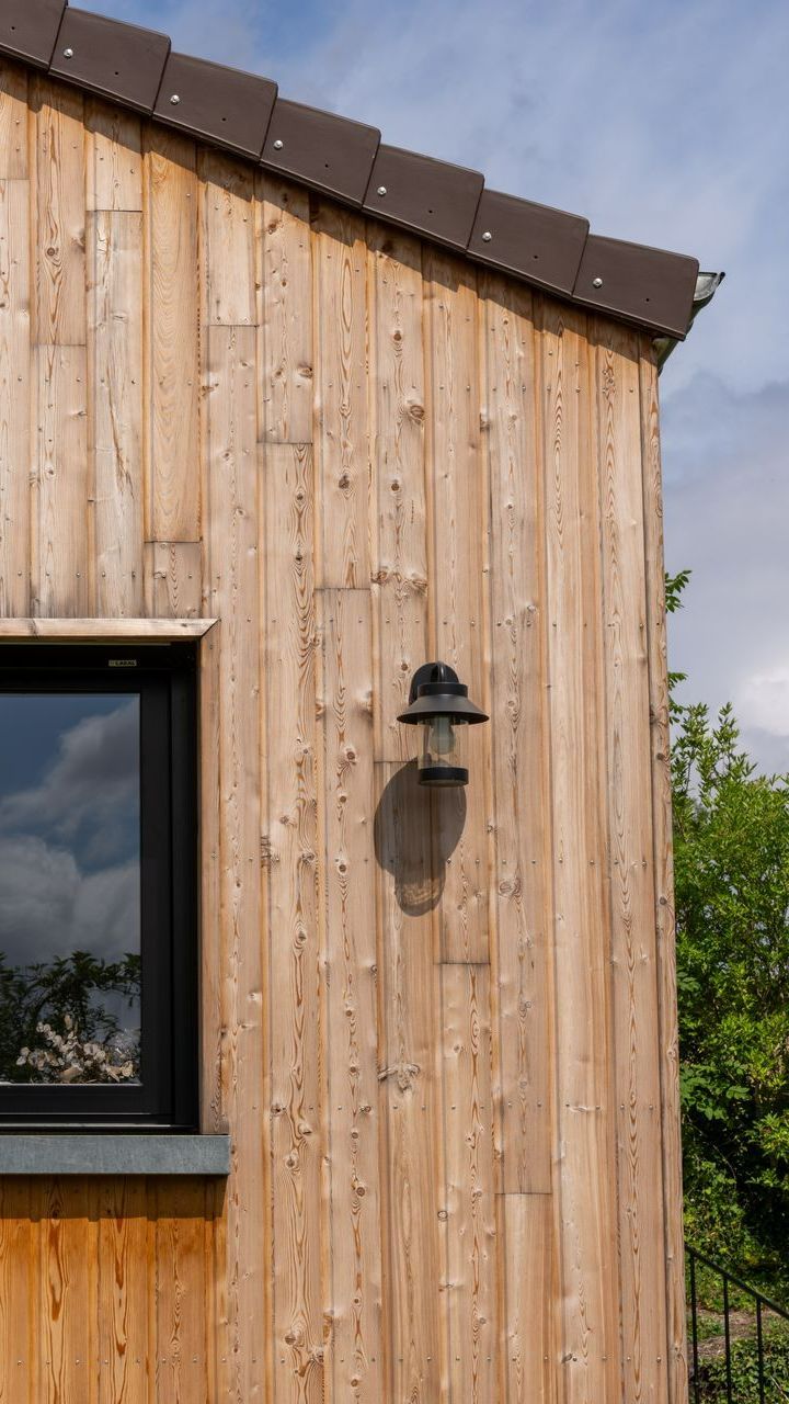 Un mur avec bardage en bois