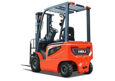 Una carretilla elevadora roja está sentada sobre una superficie blanca.