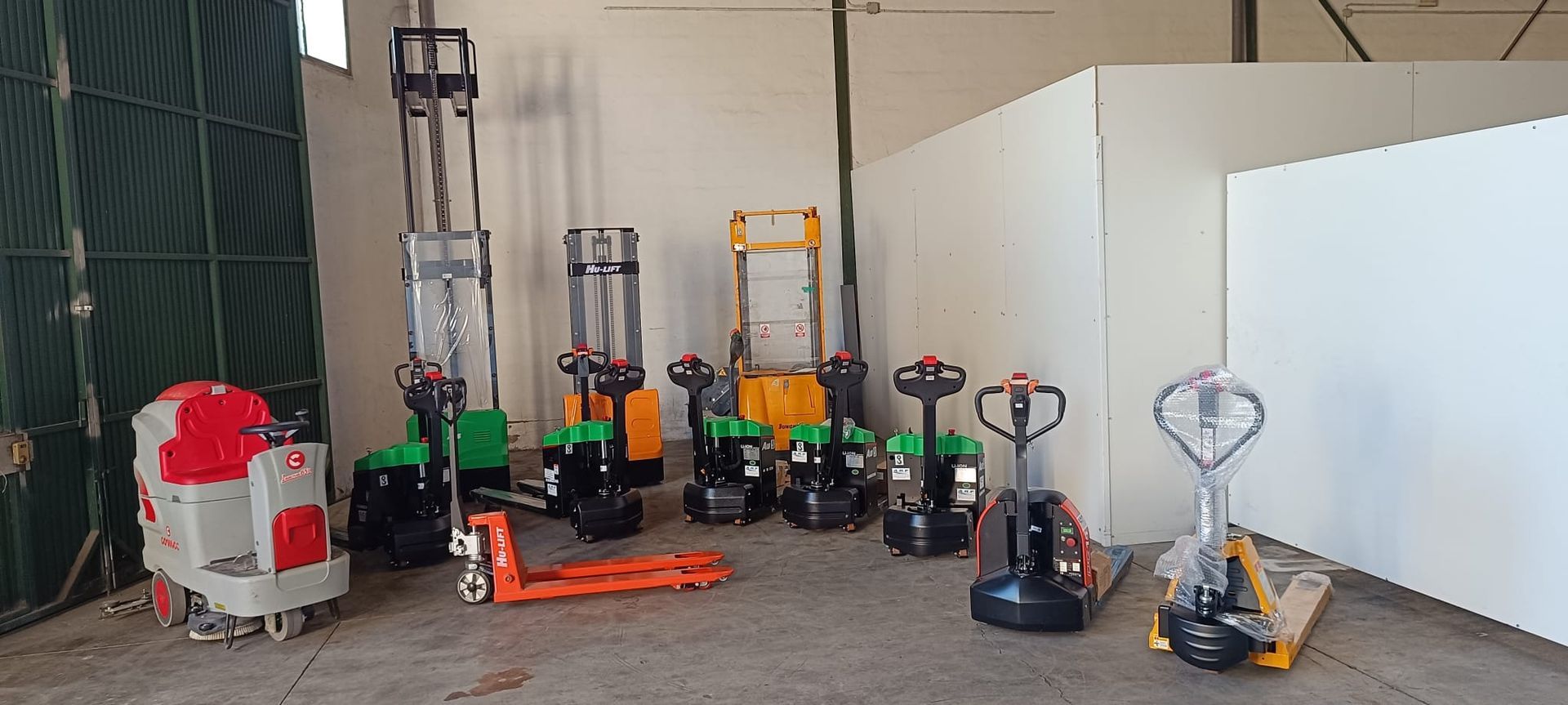 Un grupo de carretillas elevadoras están alineadas en un almacén.