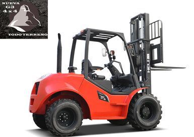 Una carretilla elevadora roja con un logo que dice todo terreno