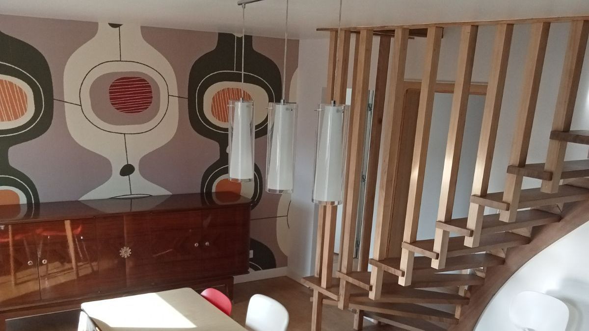 Salle à manger avec escalier en bois