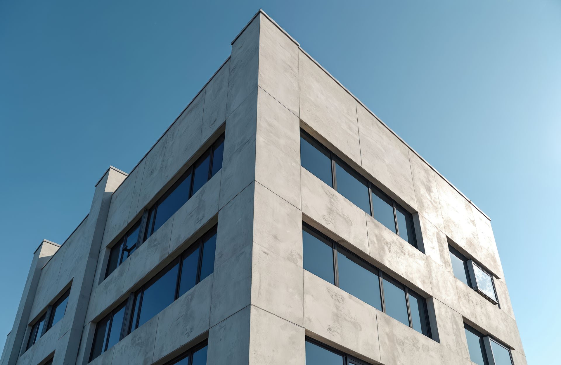 Immeuble en béton avec fenêtres