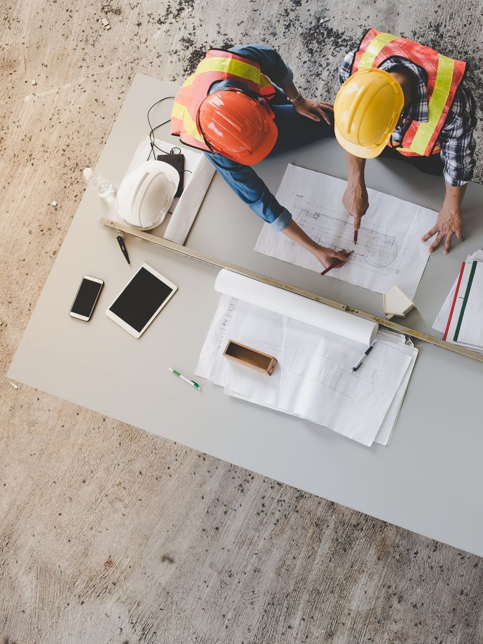 Vue d'une table d'en haut avec des plans dessus