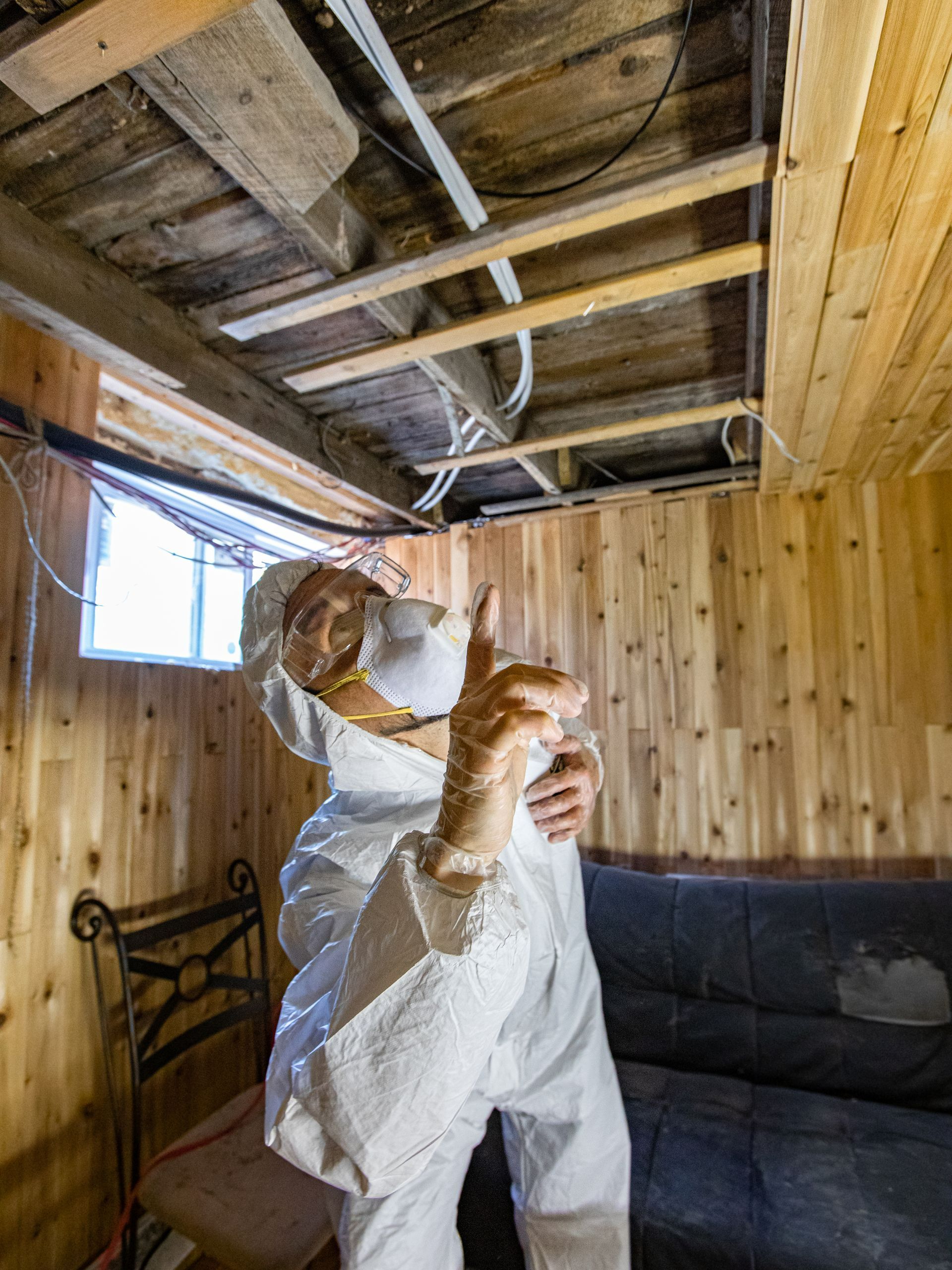 Technicien qui inspecte le plafond