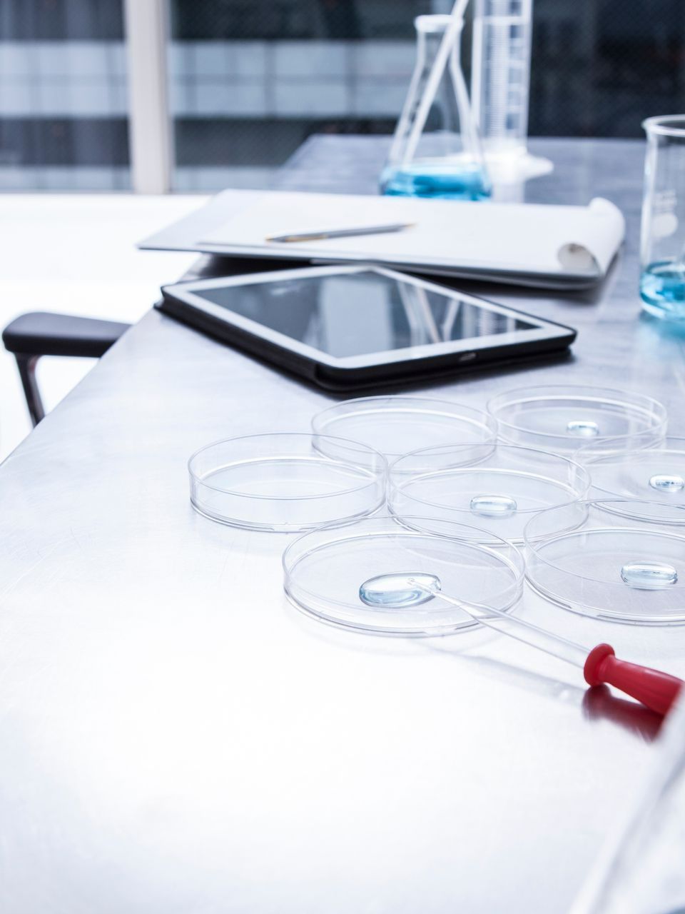 Tablette avec récipient sur une table