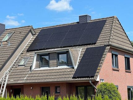 Ein Holzhaus ist von einer Vielzahl von Bauwerkzeugen umgeben.