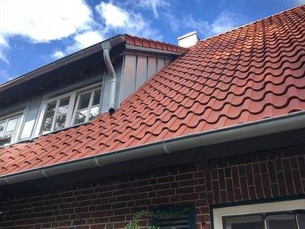 Auf dem Dach eines Hauses befindet sich ein Oberlicht.