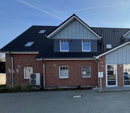 Ein Holzhaus ist von einer Vielzahl von Bauwerkzeugen umgeben.