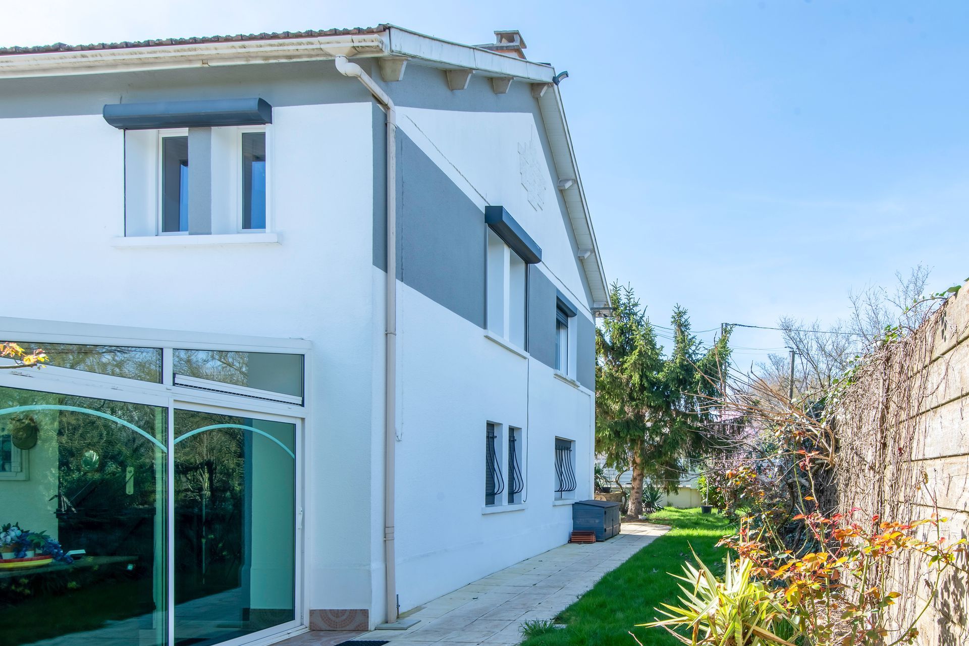 Clôture en bois devant maison refaite