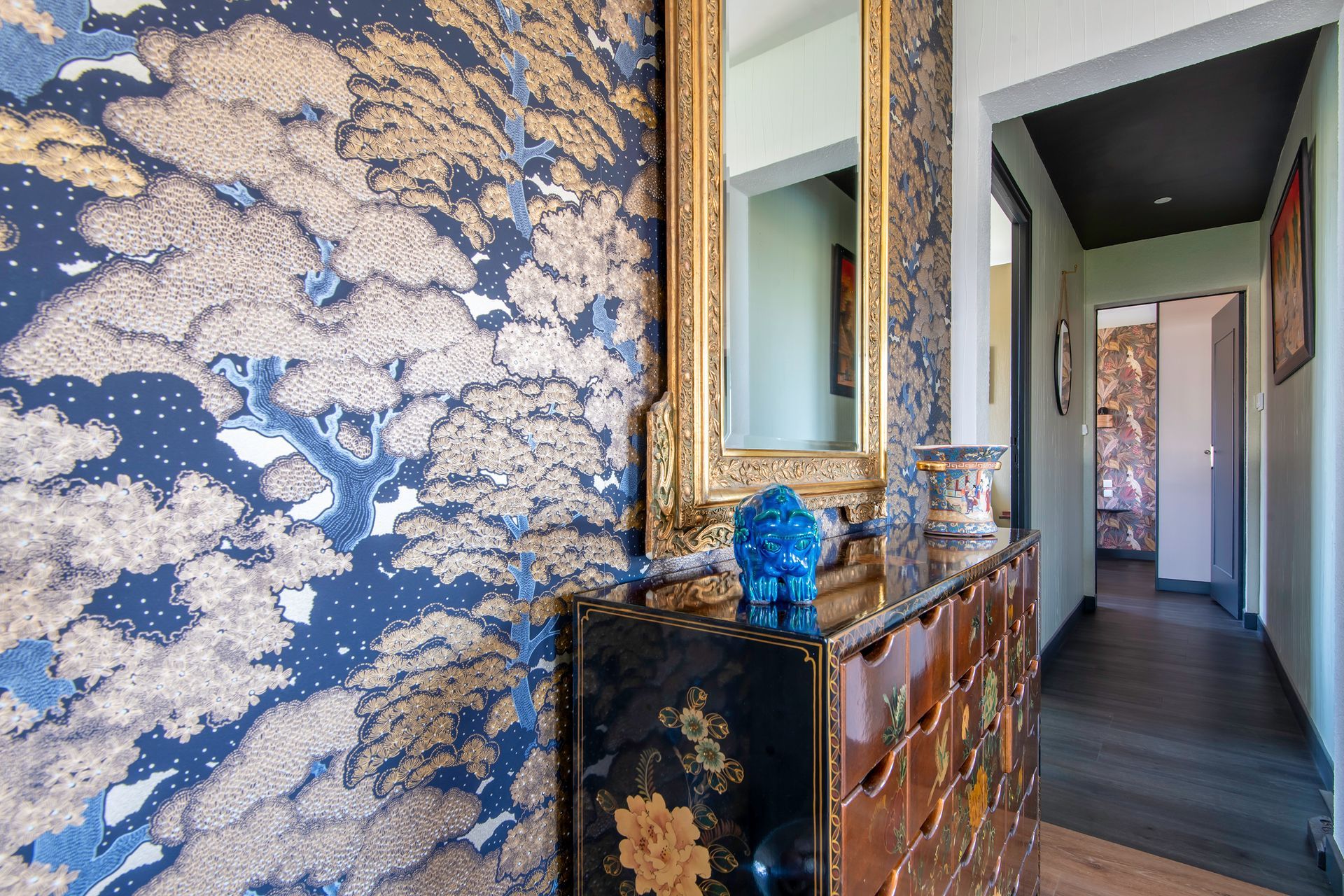 Commode en bois décoré et floral