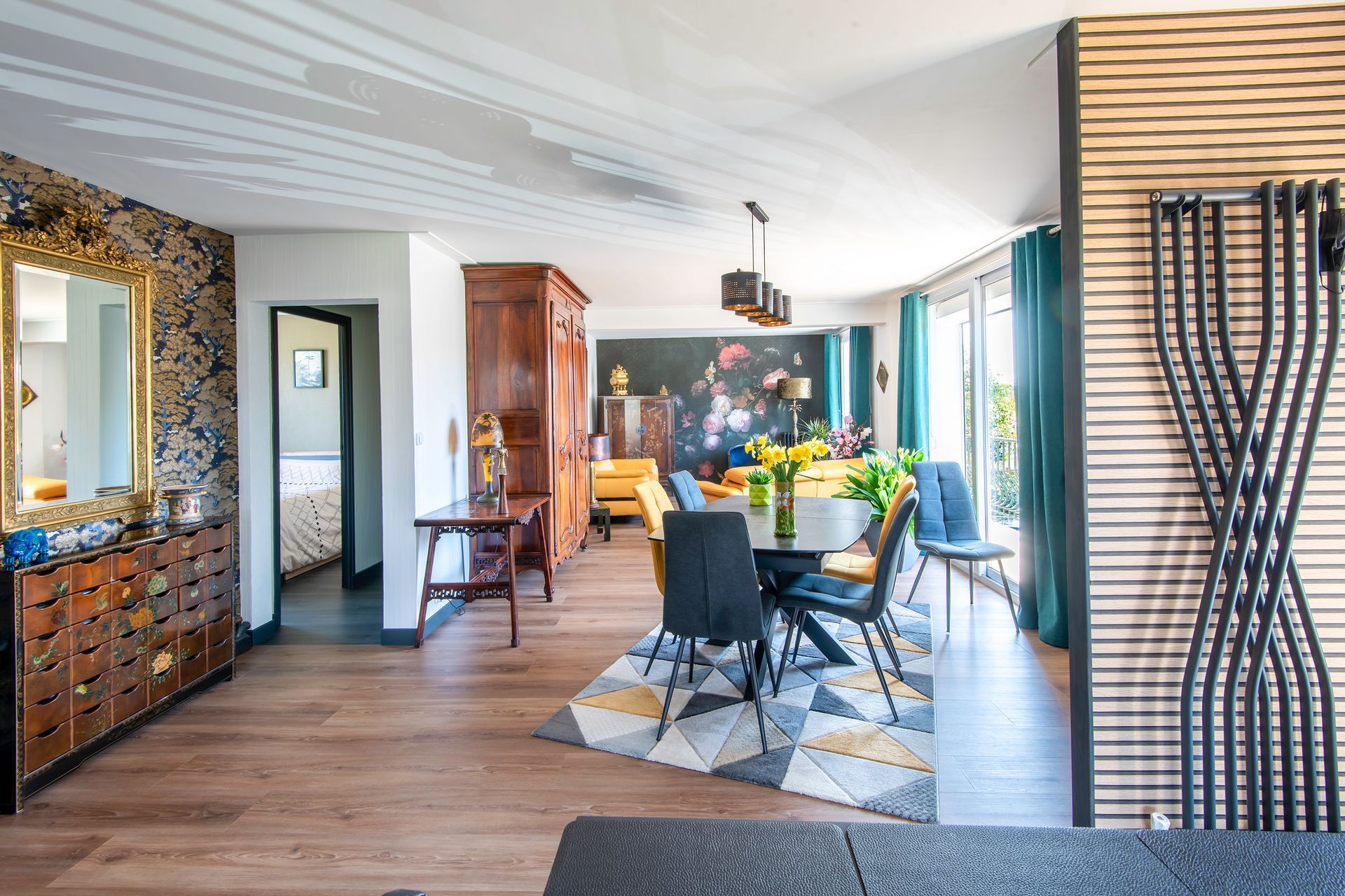 Photo donnant sur la salle à manger, salon et la chambre dans le fond