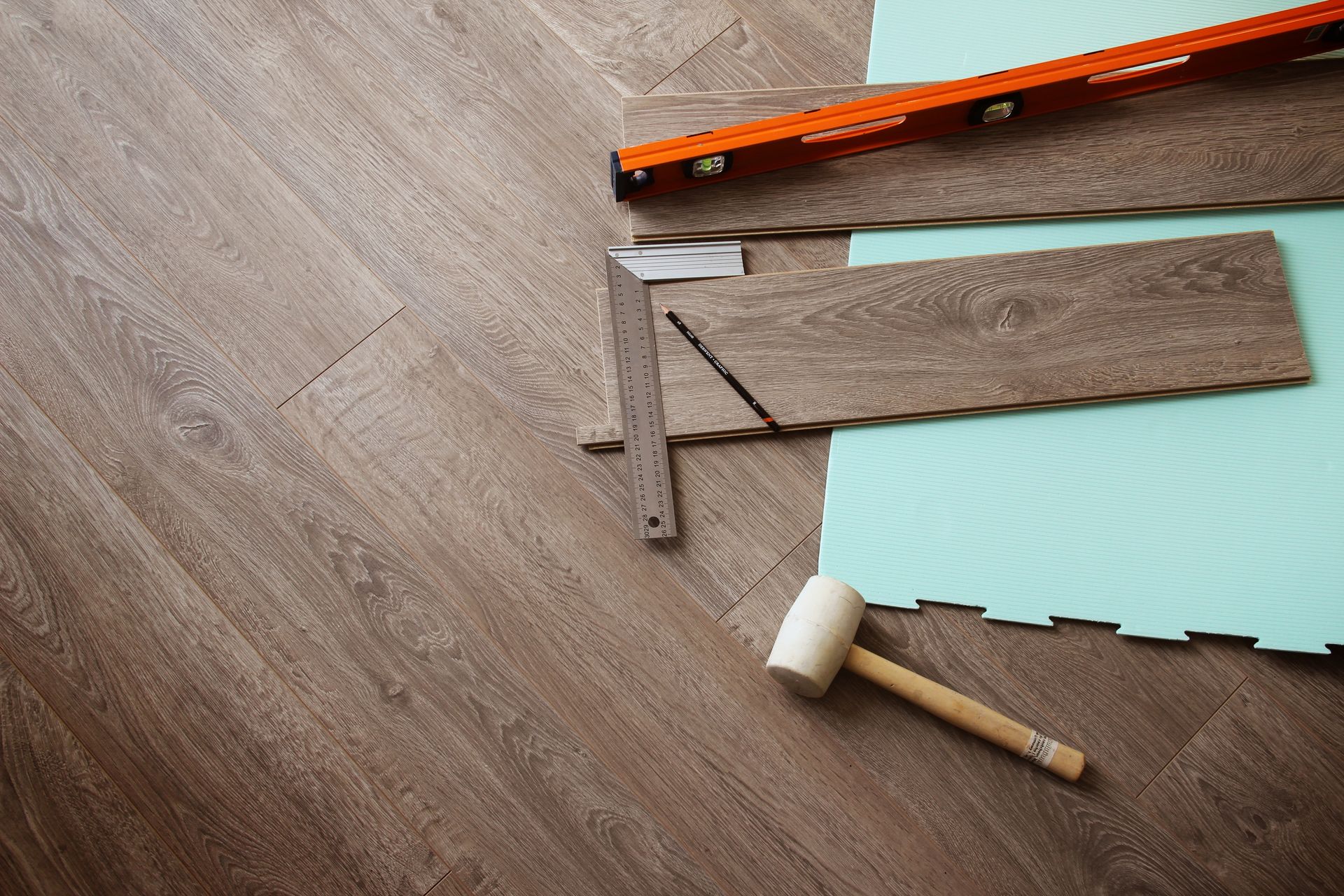 Lattes de parquet en bois avec maillet