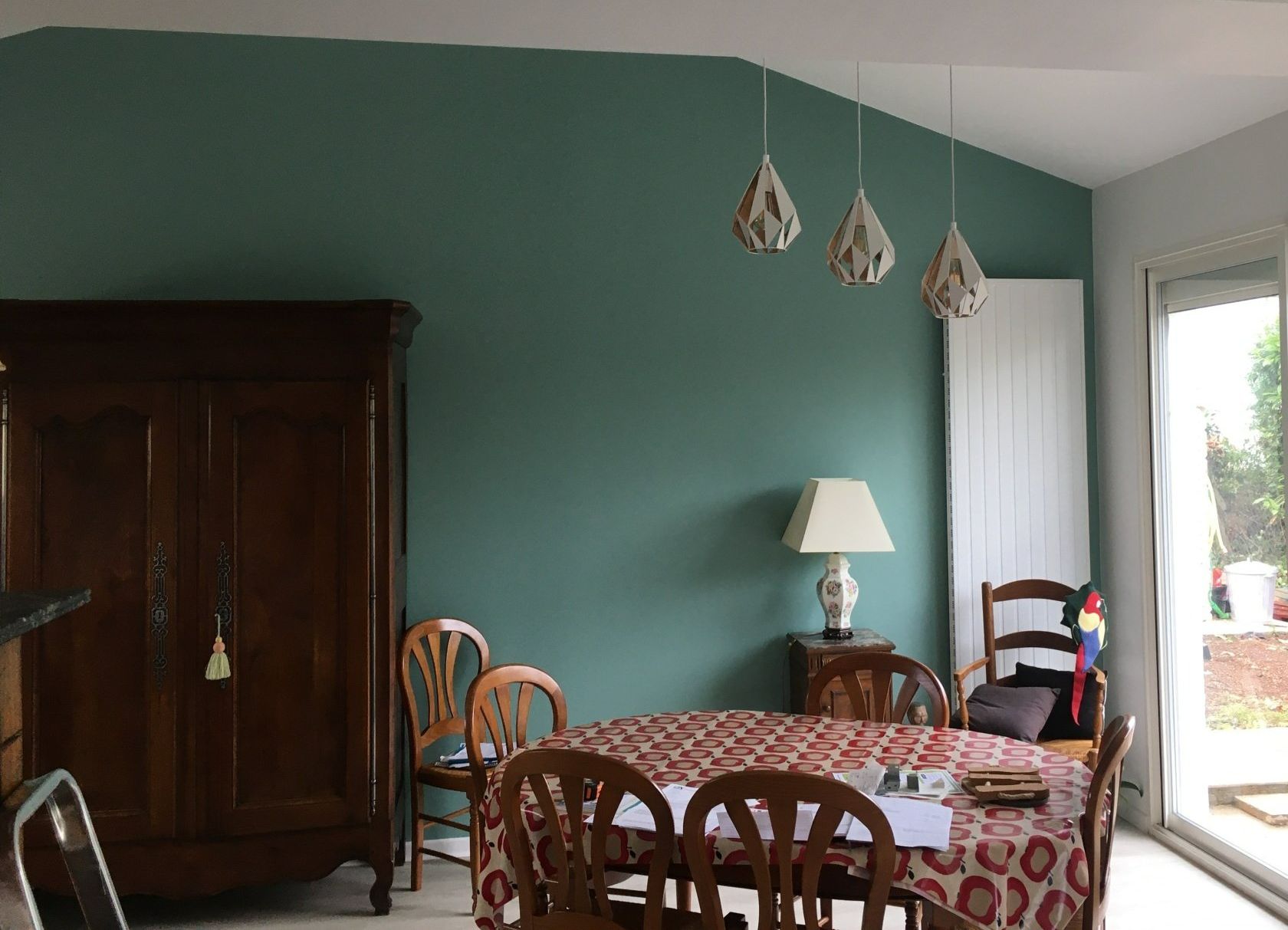 Photo d'une salle à manger refaite avec tables, chaises et placard en bois