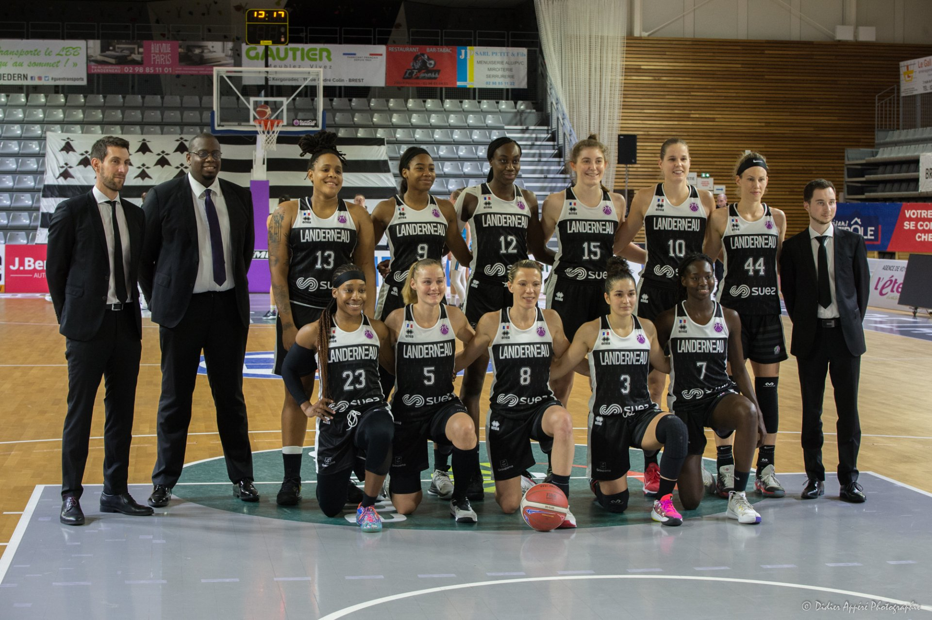 Équipe de basket féminin sur le parquet