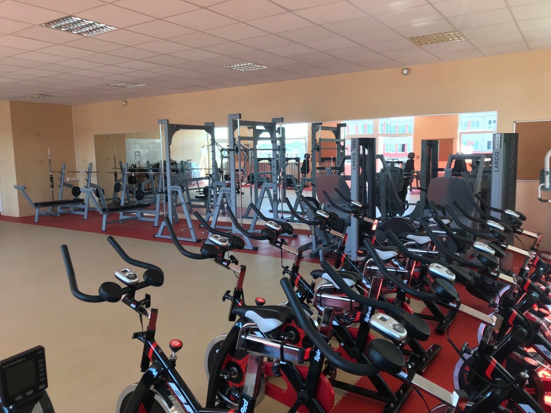 Salle de sport avec des vélos au premier plan