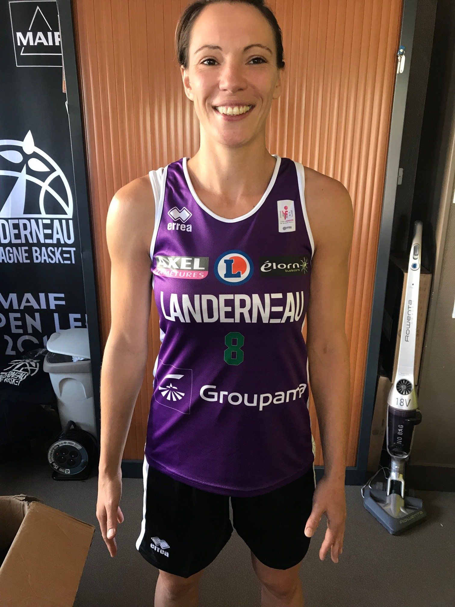 Jeune femme avec un maillot violet