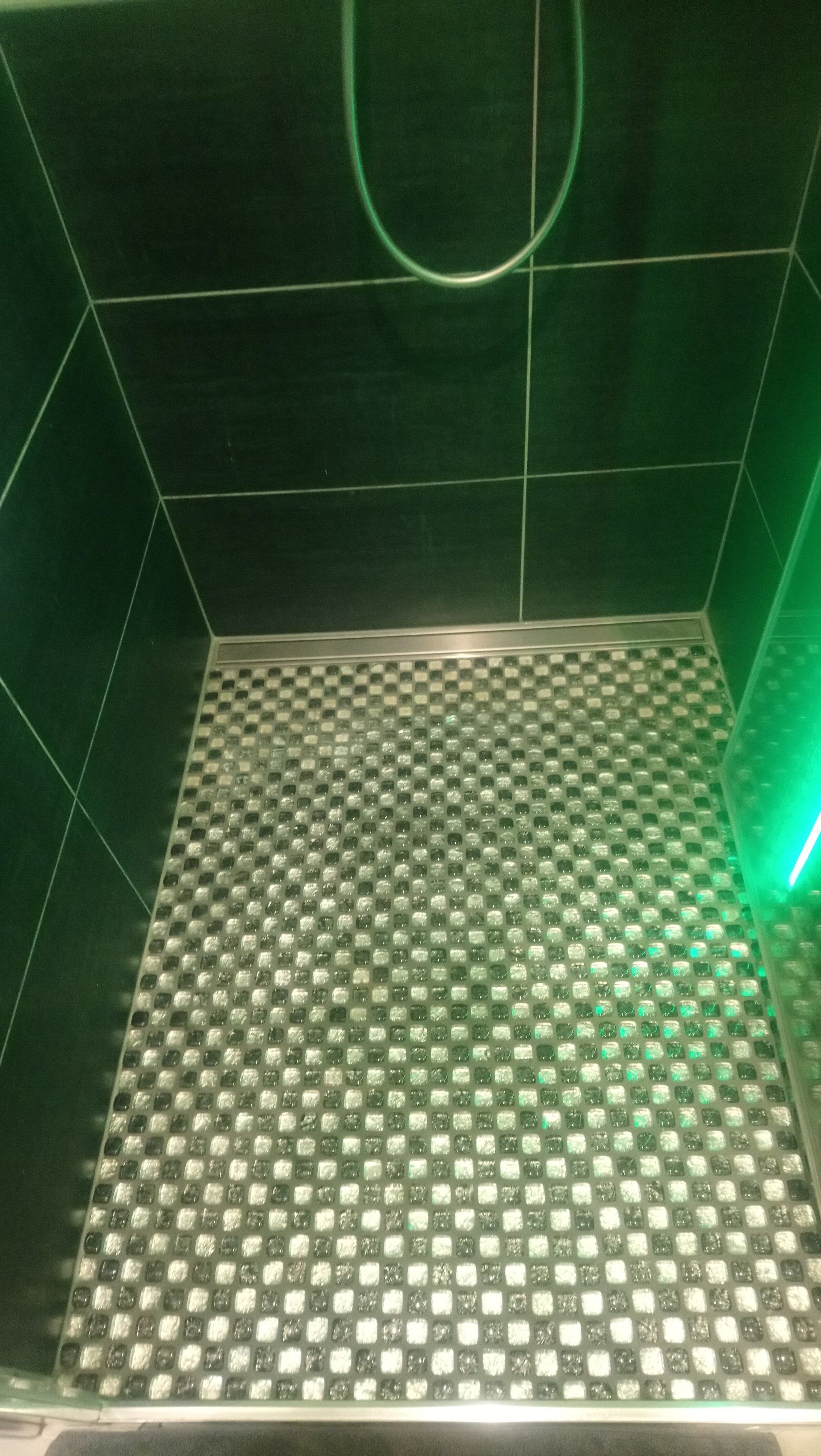 Pose de faïence pour une douche à l'italienne