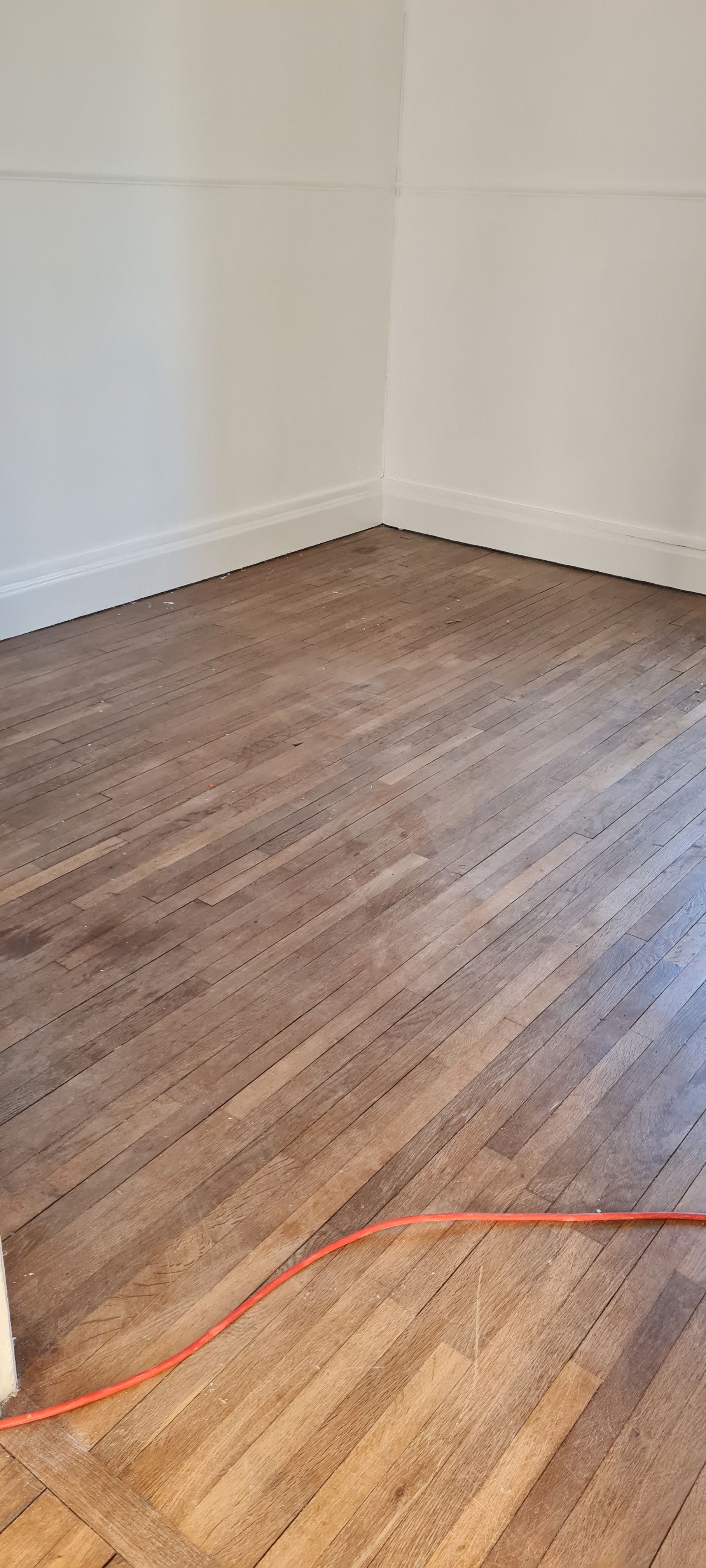 Du parquet près des fenêtres