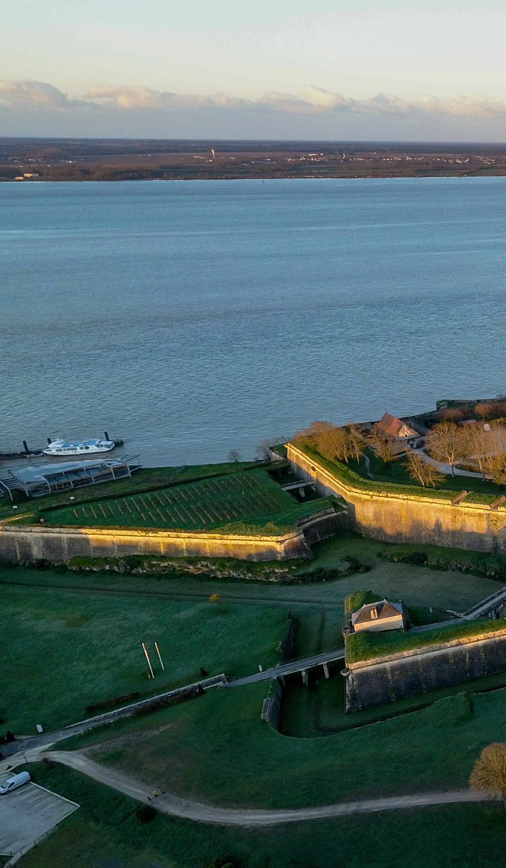 Vue sur le petit port et le début des remparts