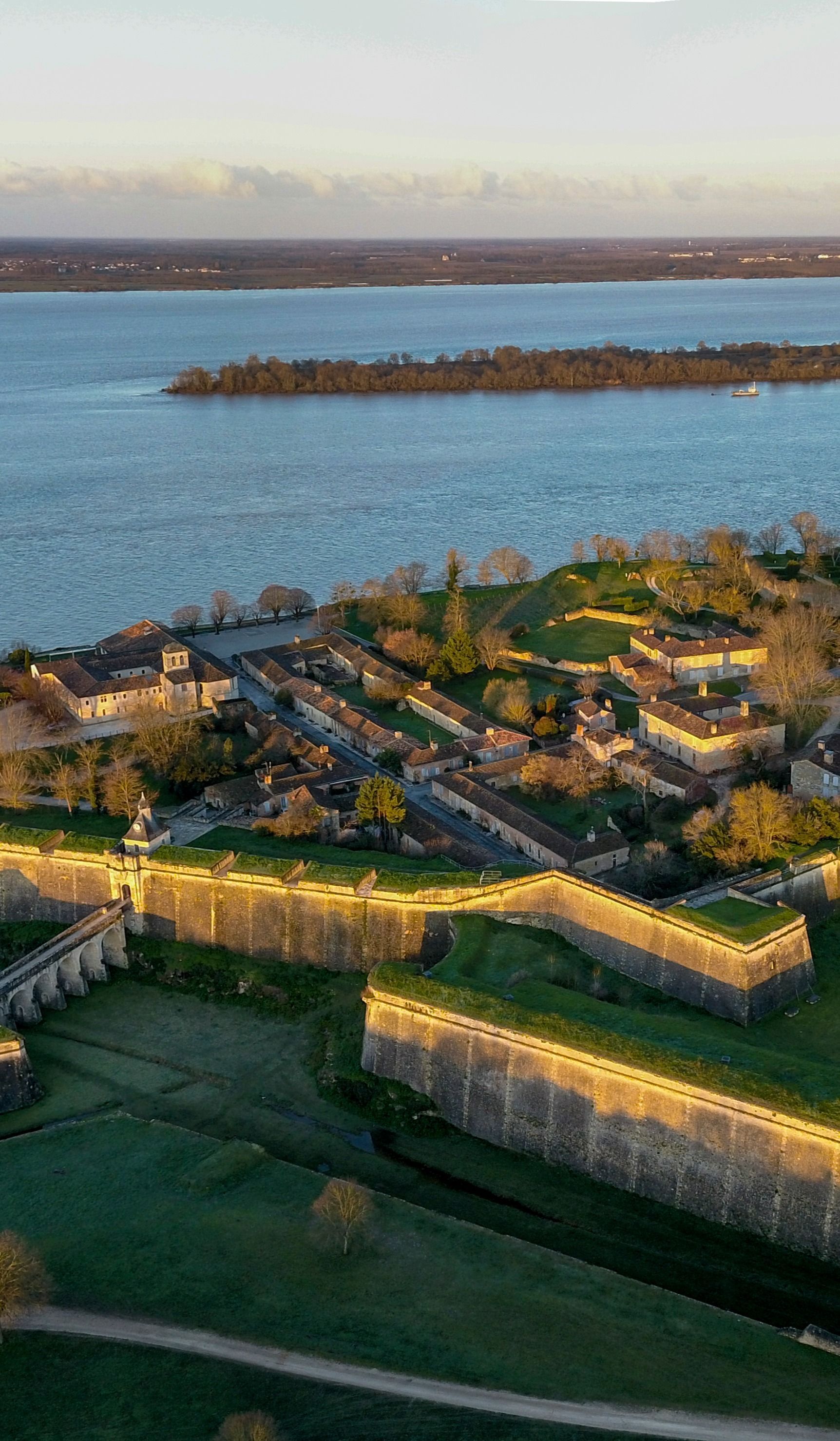 Vue sur les bâtiments à l'intérieur des remparts