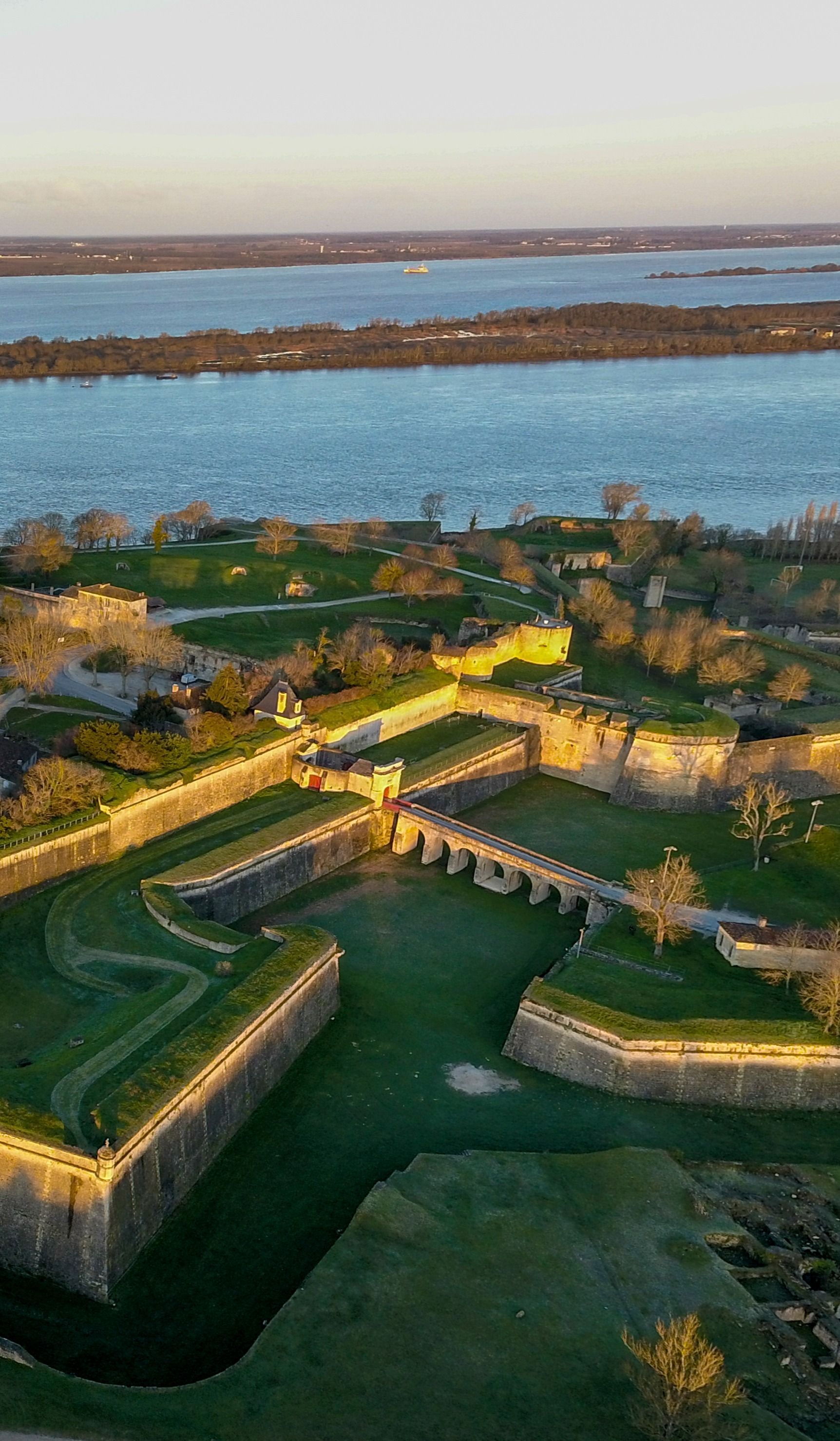 Vue sur les remparts et la mer au fond